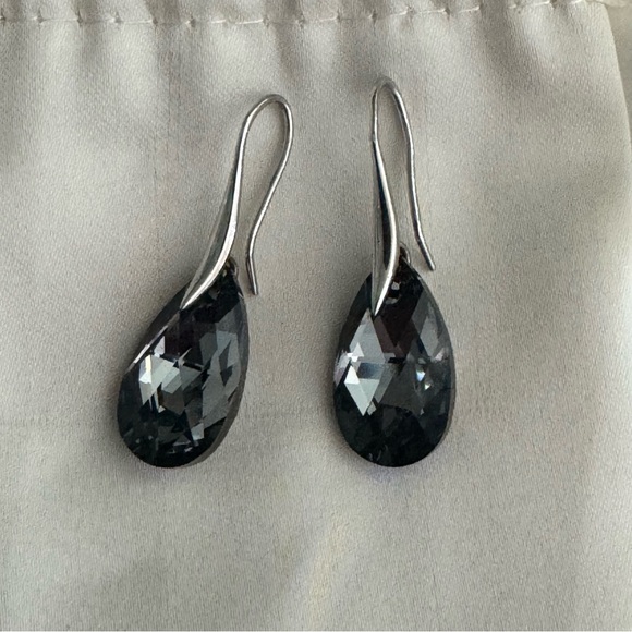 Nordstroms 🫐 Smokey Gray Crystal Glass Silver Dangle Earrings - Picture 4 of 5